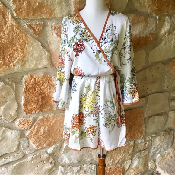 5⭐️Fave! White Lotus Romper - Picture 3 of 8